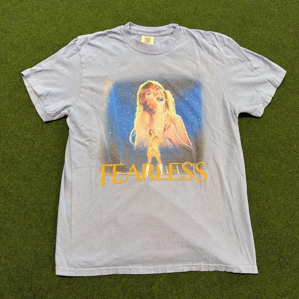 Taylor Swift Fearless T-Shirt lightly faded worn in Taylor Swift t Shirt
